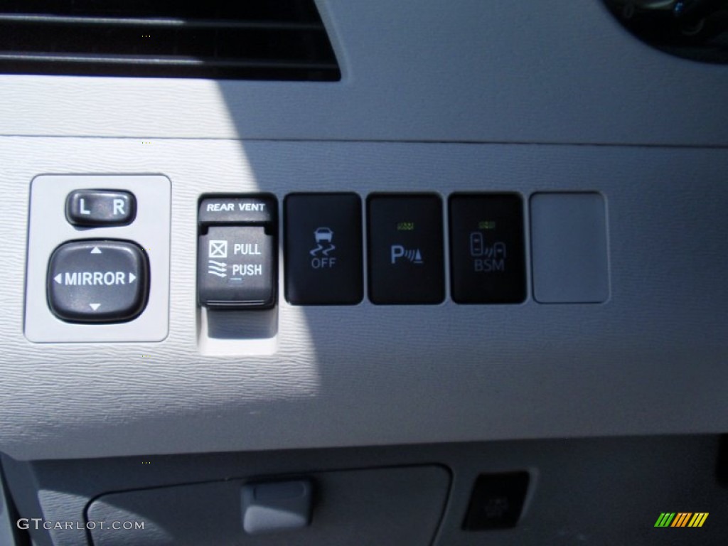 2014 Sienna XLE - Silver Sky Metallic / Light Gray photo #36