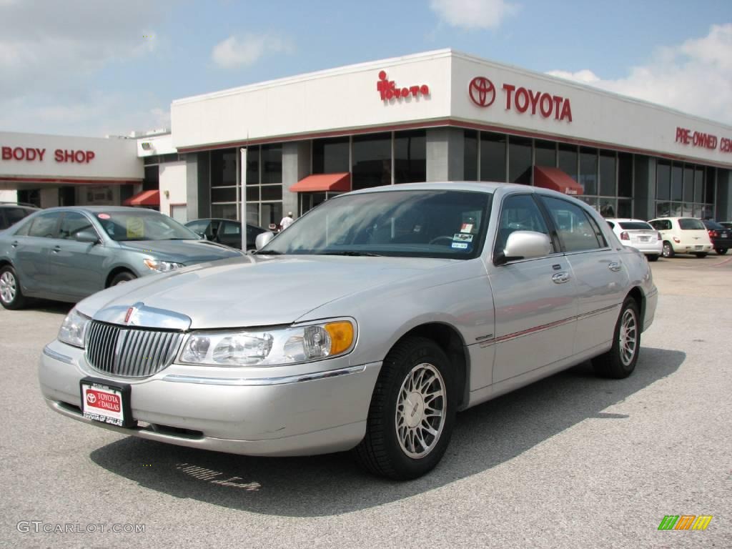 2000 Town Car Signature - Silver Frost Metallic / Deep Slate Blue photo #2