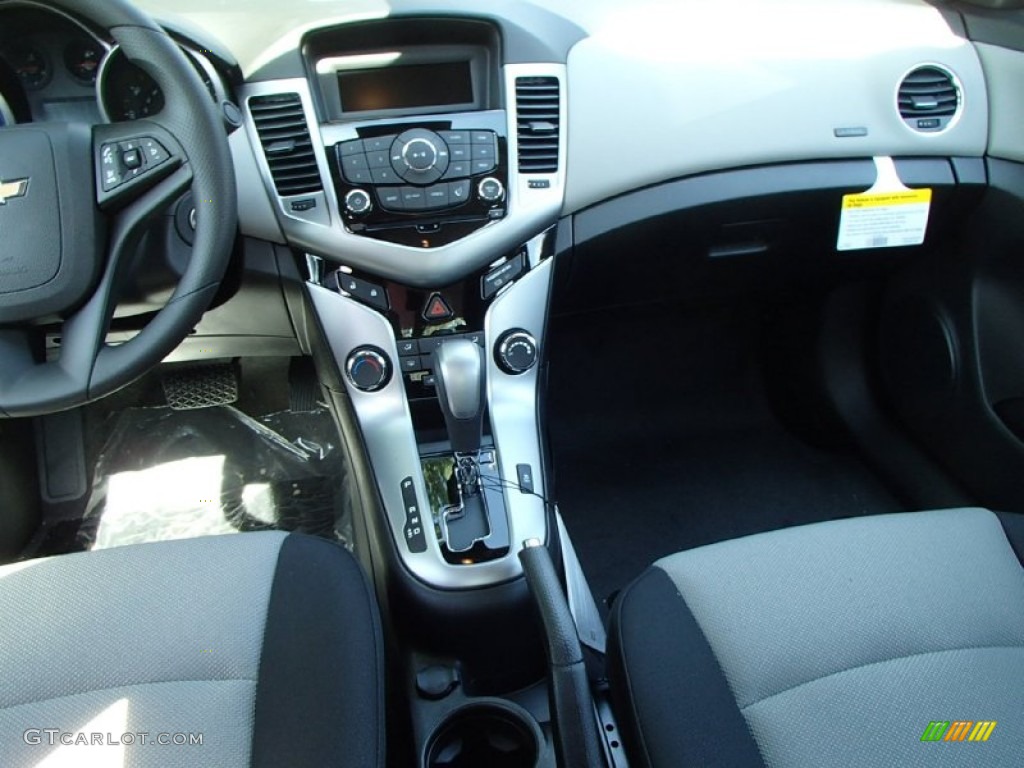 2014 Cruze LS - Rainforest Green Metallic / Jet Black/Medium Titanium photo #5