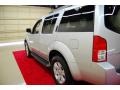 Silver Lightning Metallic - Pathfinder LE Photo No. 9
