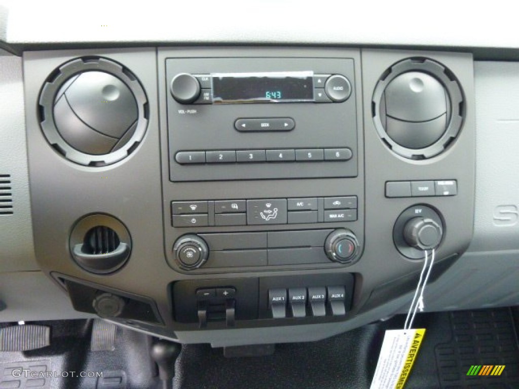 2015 Ford F550 Super Duty XL Regular Cab 4x4 Chassis Controls Photo #93756146