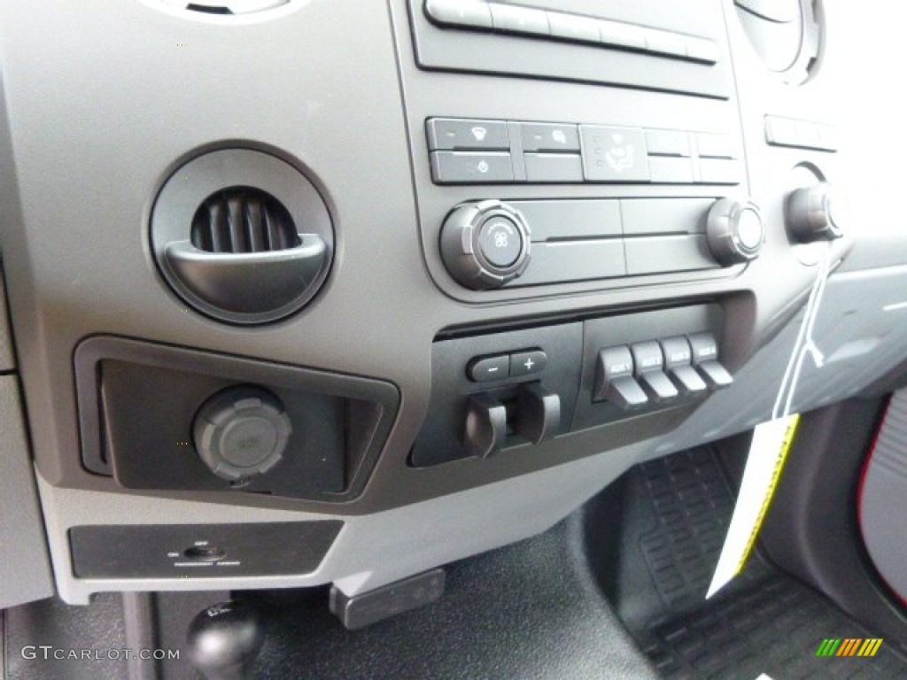 2015 Ford F550 Super Duty XL Regular Cab 4x4 Chassis Controls Photo #93756164
