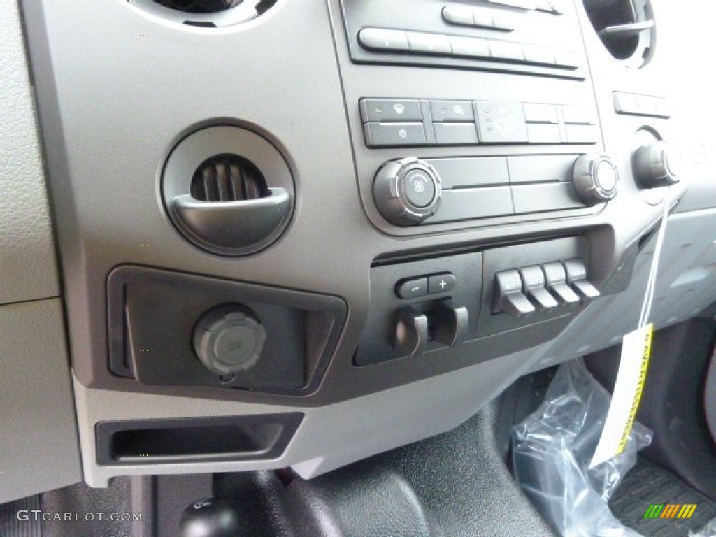 2015 Ford F550 Super Duty XL Crew Cab 4x4 Chassis Controls Photo #93757532