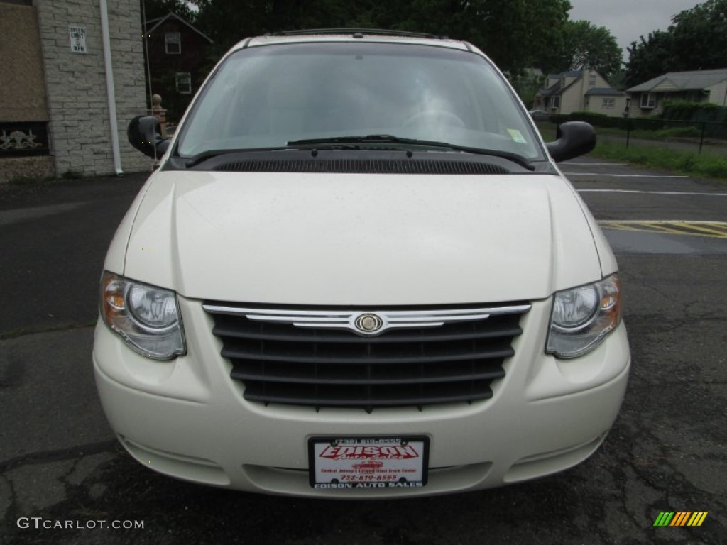 2007 Town & Country Touring - Cool Vanilla White / Dark Khaki/Light Graystone photo #14