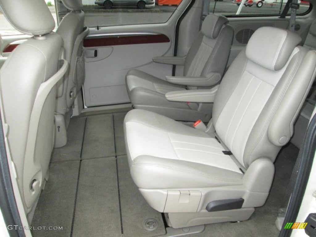 2007 Town & Country Touring - Cool Vanilla White / Dark Khaki/Light Graystone photo #19