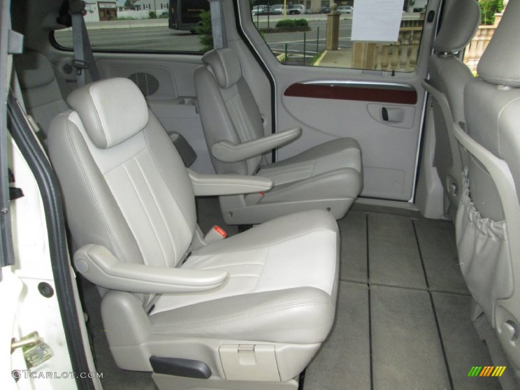 2007 Town & Country Touring - Cool Vanilla White / Dark Khaki/Light Graystone photo #20