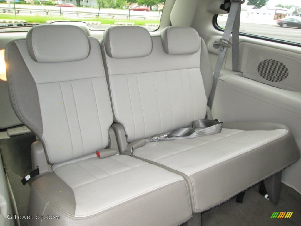 2007 Town & Country Touring - Cool Vanilla White / Dark Khaki/Light Graystone photo #22
