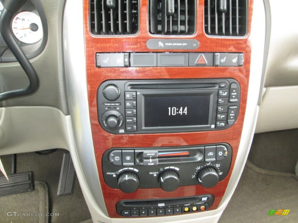 2007 Town & Country Touring - Cool Vanilla White / Dark Khaki/Light Graystone photo #24