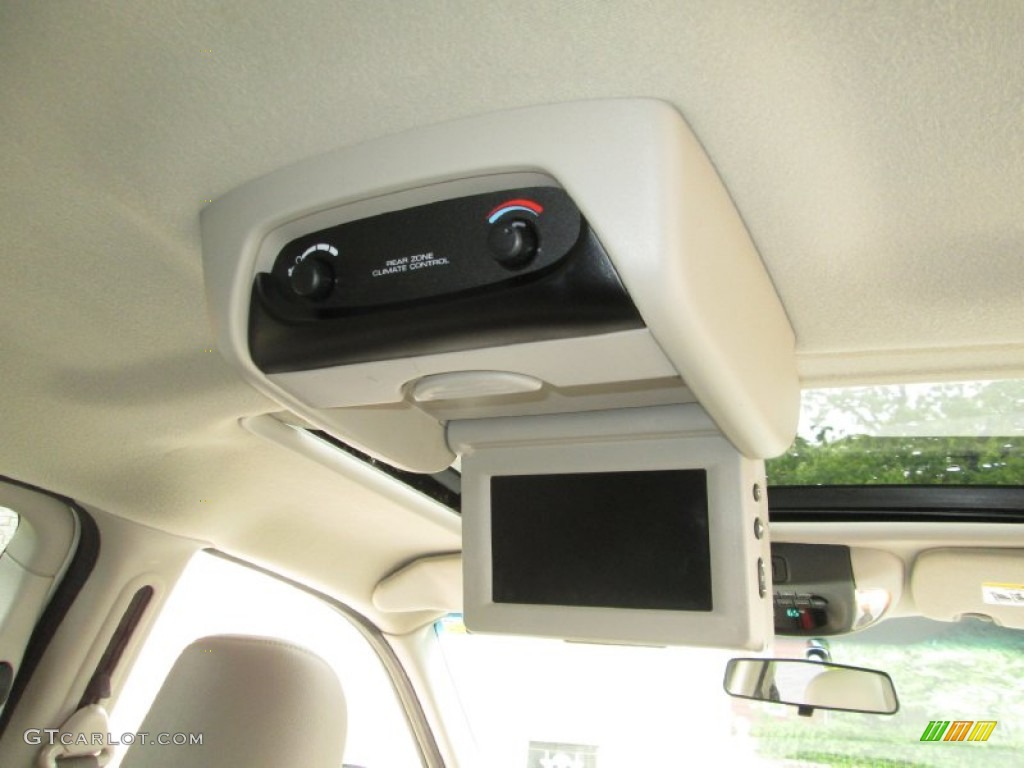 2007 Town & Country Touring - Cool Vanilla White / Dark Khaki/Light Graystone photo #29