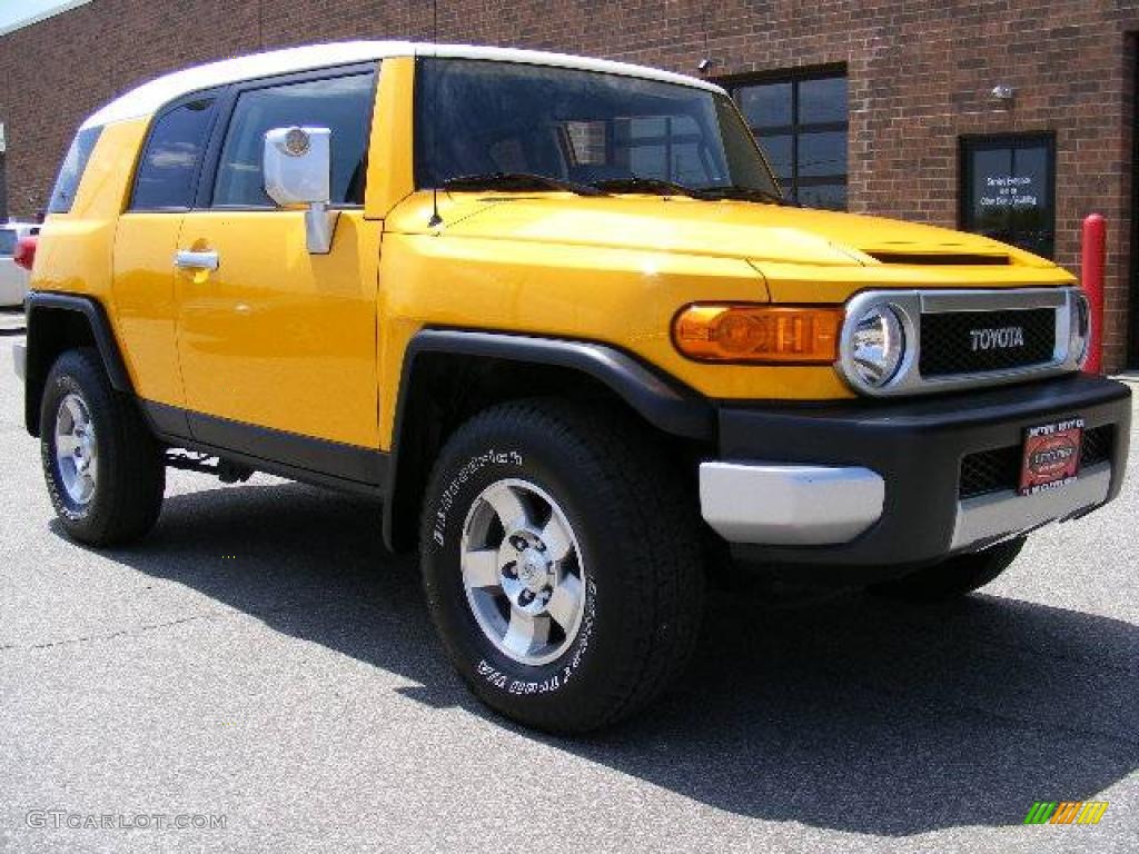 Sun Fusion Yellow Toyota FJ Cruiser