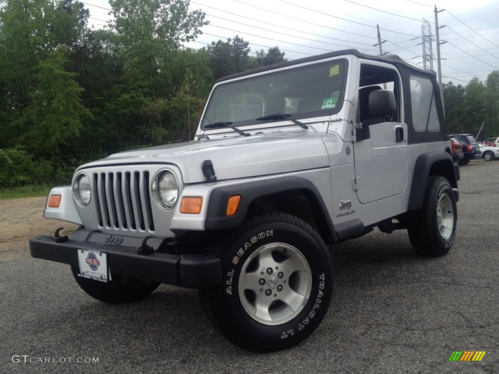 2004 Wrangler SE 4x4 - Bright Silver Metallic / Dark Slate Gray photo #1