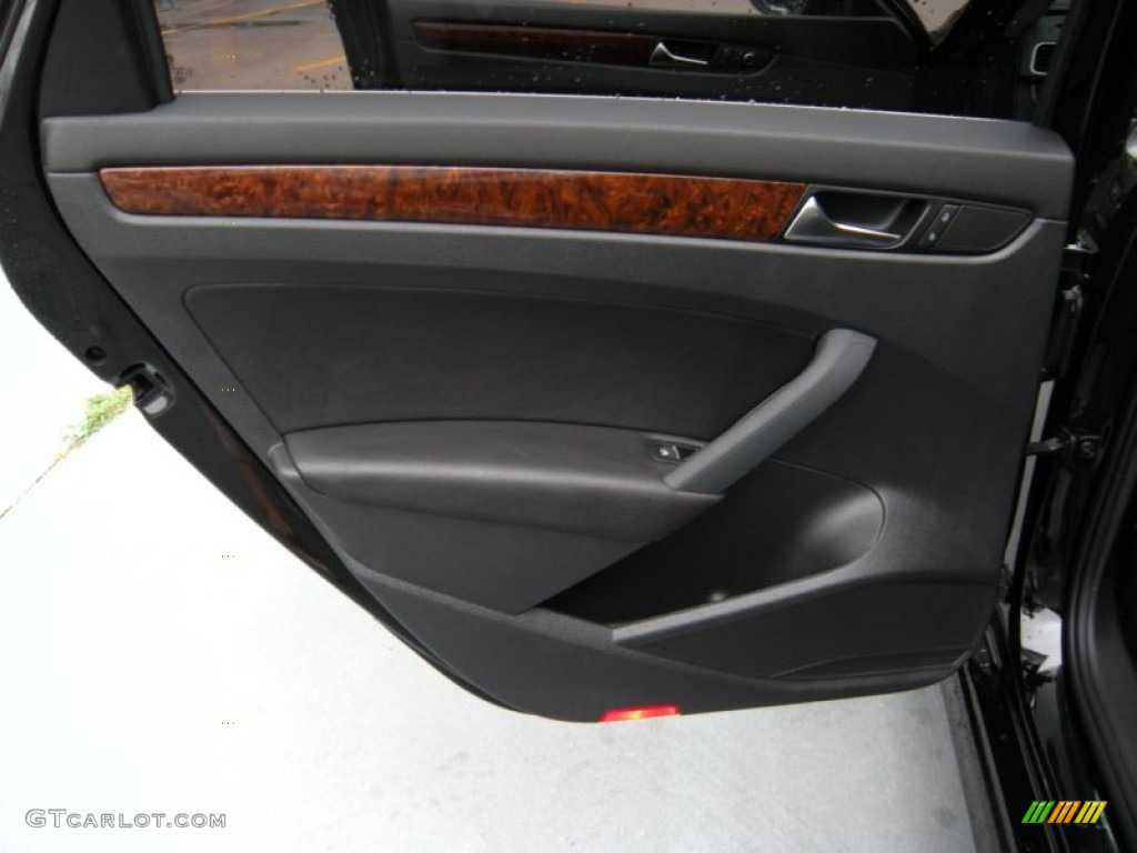 2012 Volkswagen Passat V6 SEL Titan Black Door Panel Photo #93900032