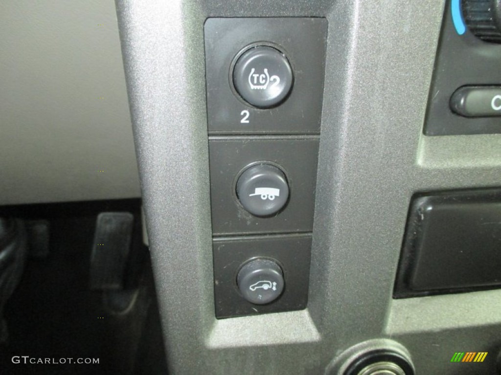 2004 Hummer H2 SUV Controls Photo #93928430