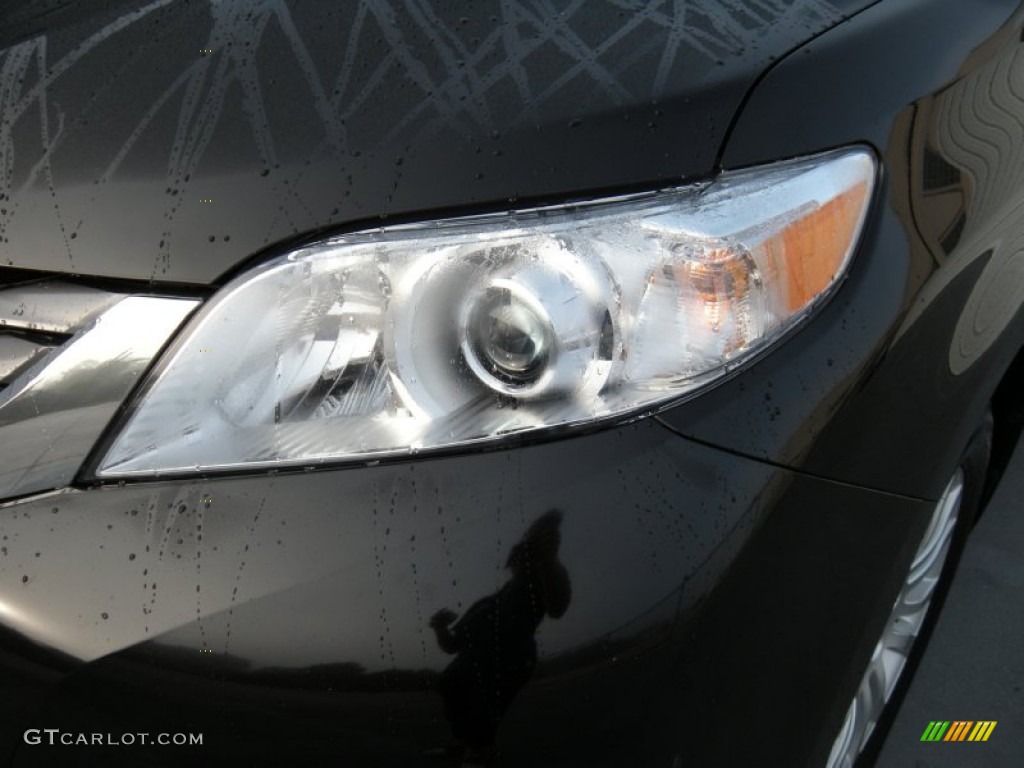 2011 Sienna XLE - Black / Light Gray photo #9