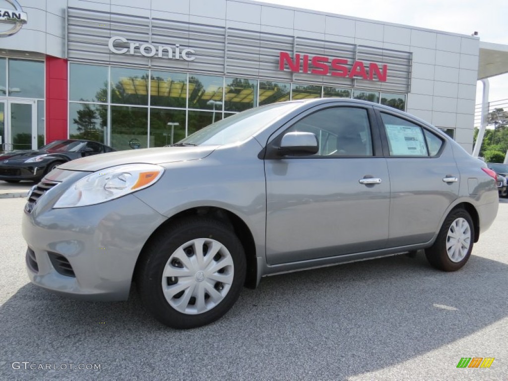 2014 Versa 1.6 SV Sedan - Magnetic Gray / Charcoal photo #1