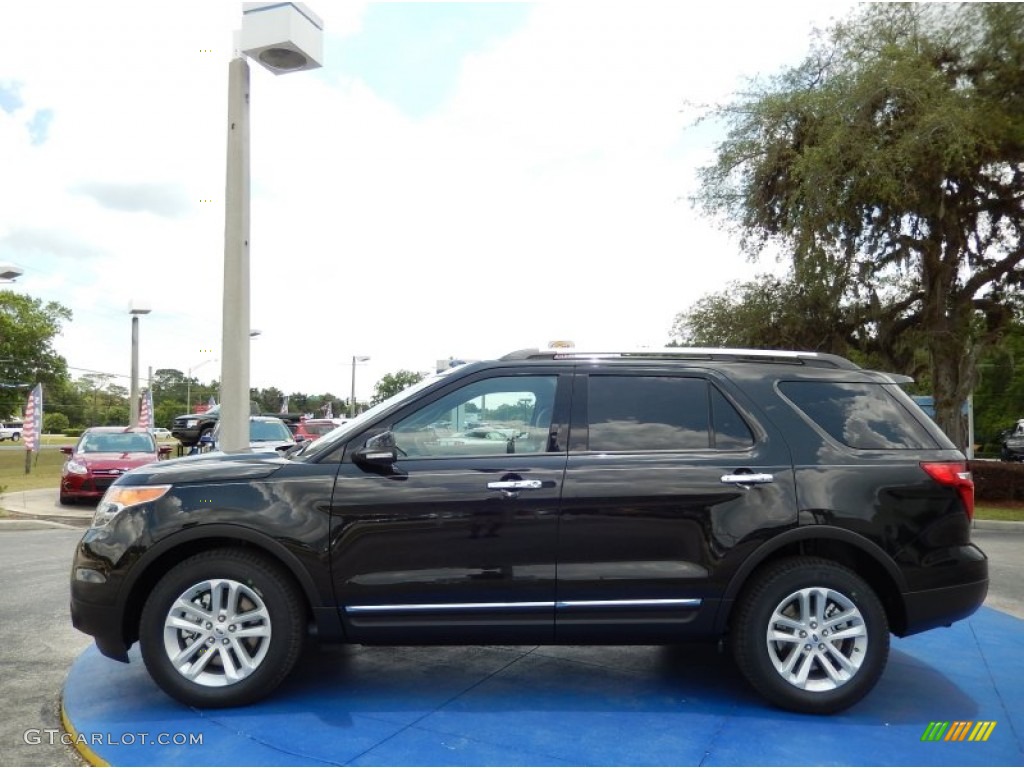 2014 Explorer XLT - Tuxedo Black / Medium Light Stone photo #2