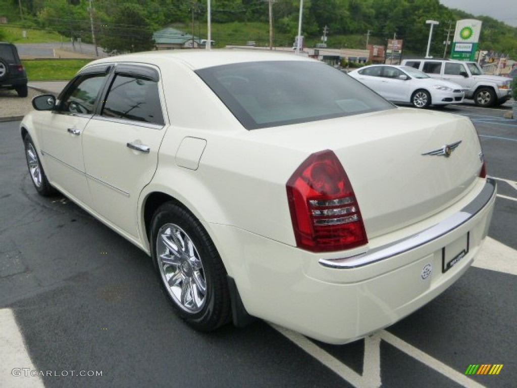 2005 300 C HEMI - Cool Vanilla / Dark Slate Gray/Medium Slate Gray photo #3