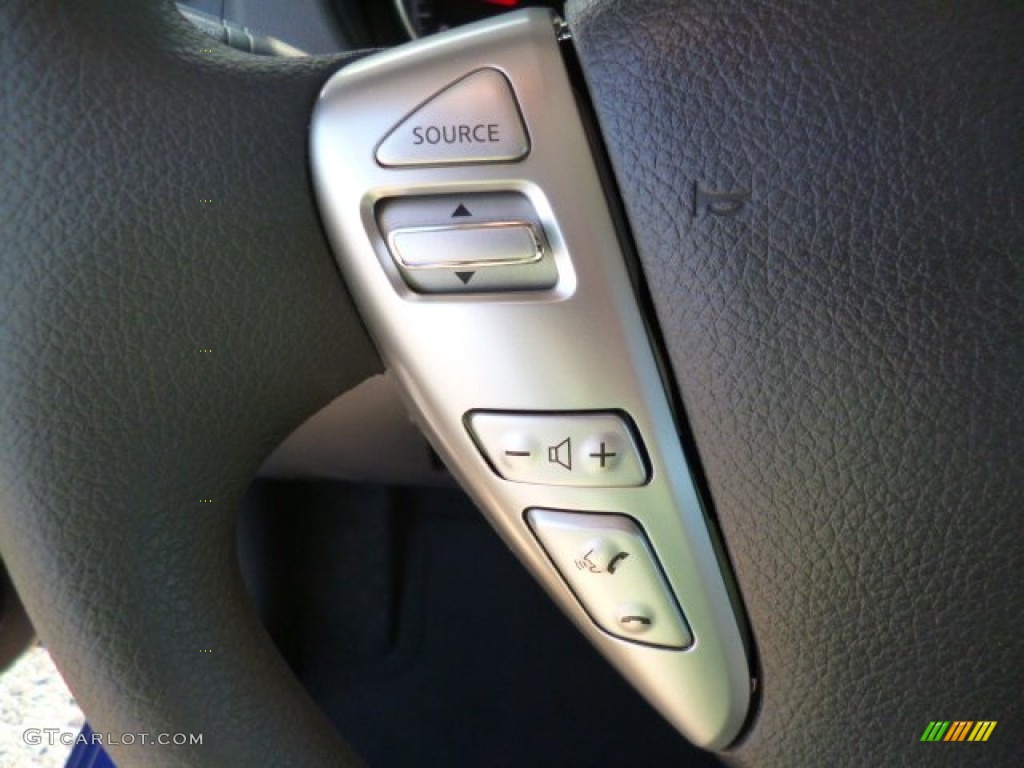 2015 Nissan Versa 1.6 SV Sedan Controls Photo #94022923