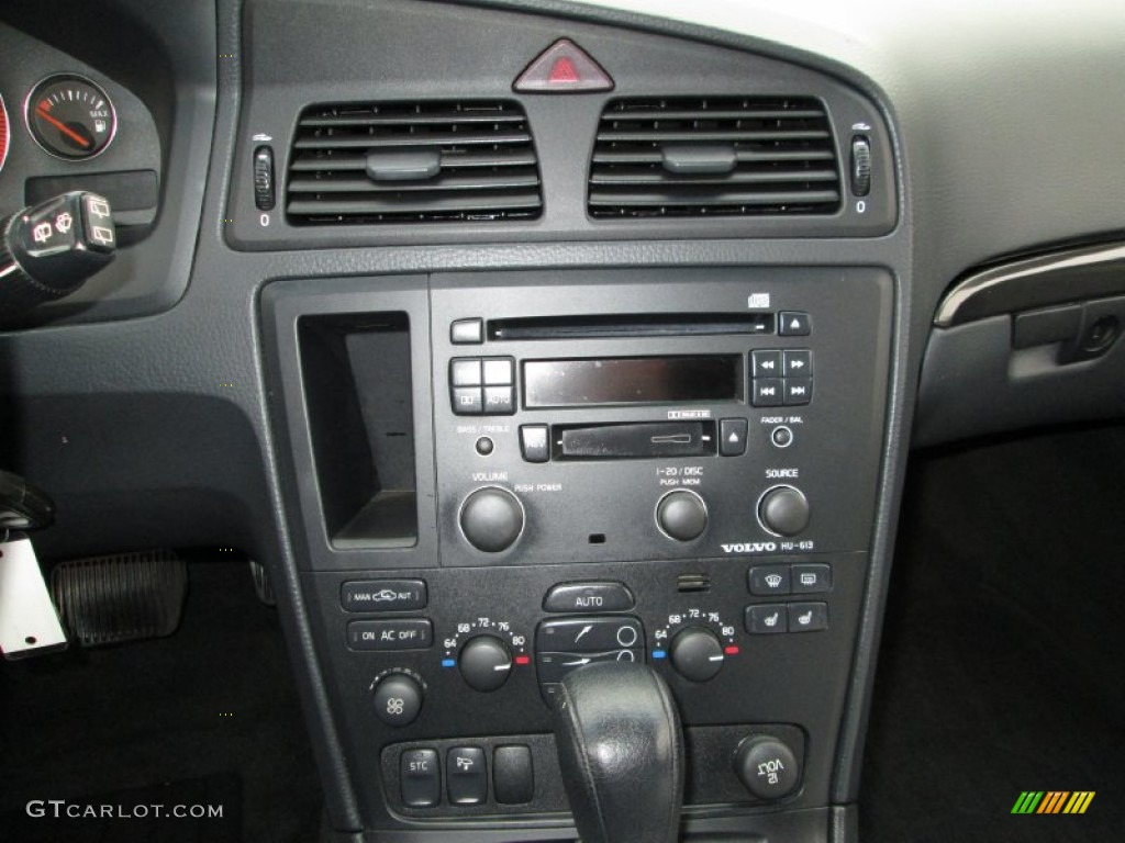 2004 Volvo V70 2.5T Controls Photos