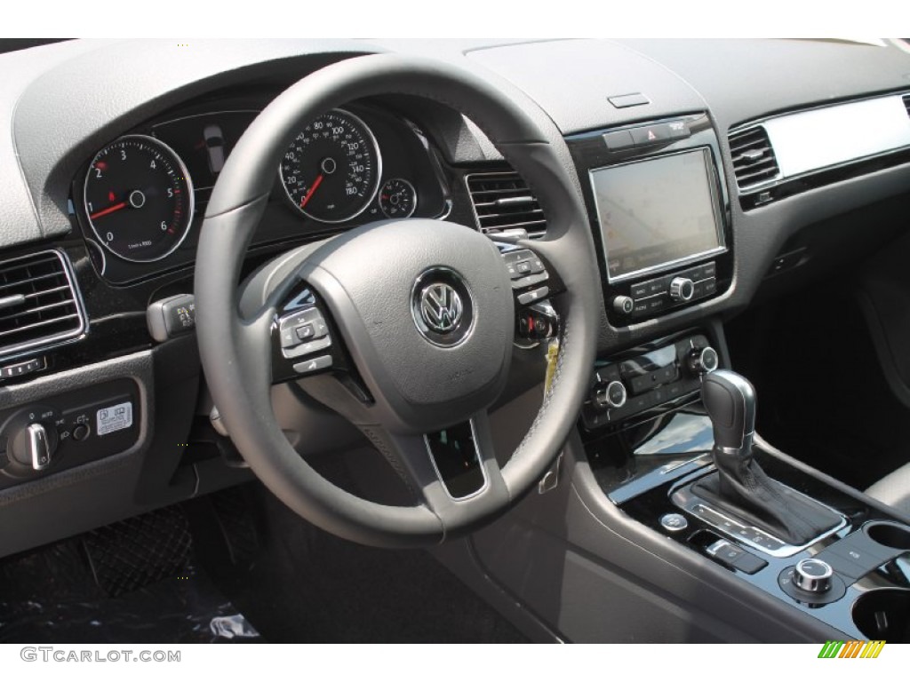 2014 Volkswagen Touareg TDI Sport 4Motion Dashboard Photos