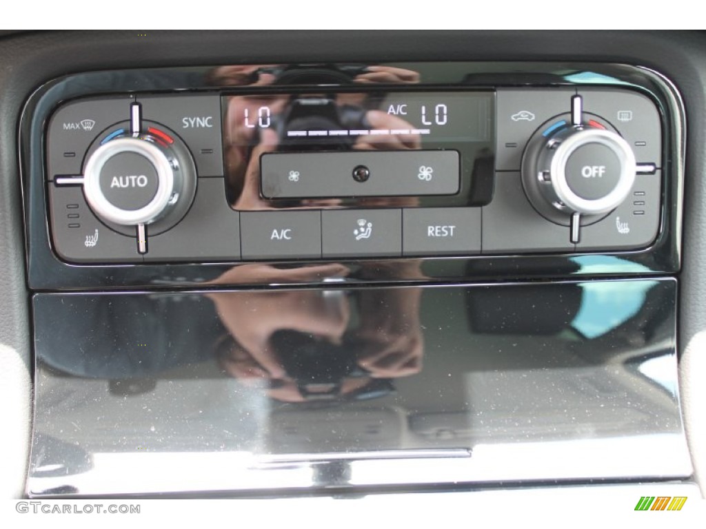 2014 Volkswagen Touareg TDI Sport 4Motion Controls Photo #94043818