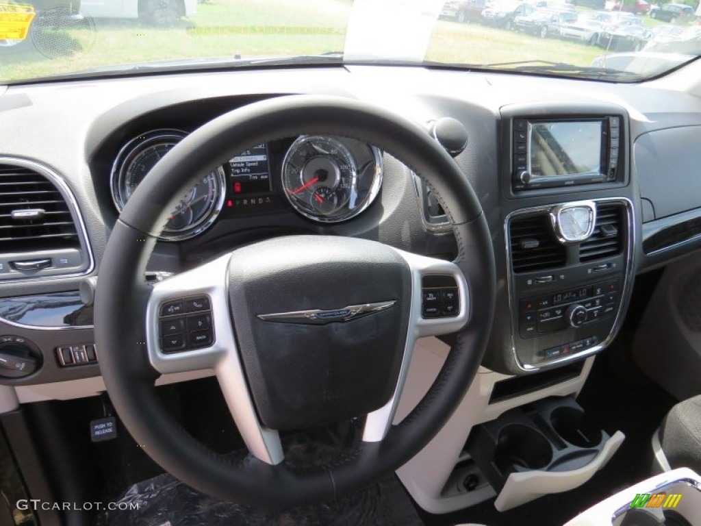 2014 Town & Country Touring - Brilliant Black Crystal Pearl / Black/Light Graystone photo #8