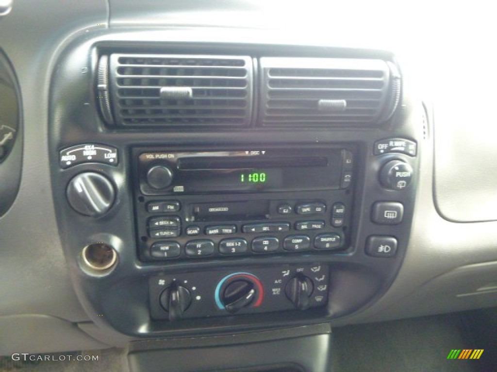 2000 Ford Explorer XLT 4x4 Controls Photo #94060650