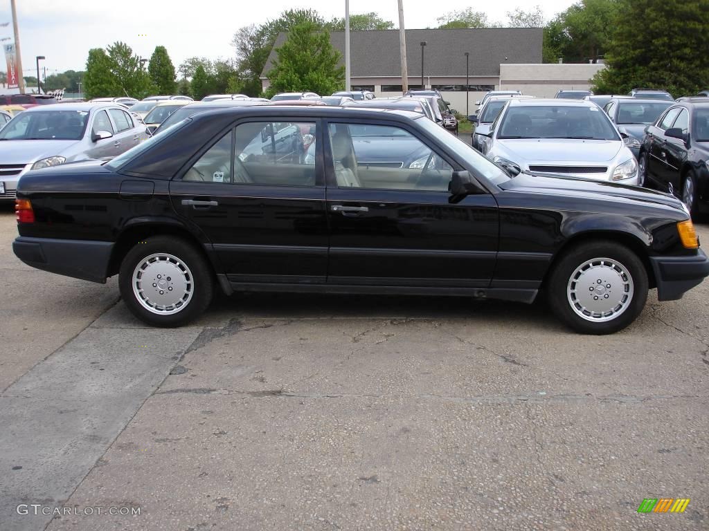 1989 E Class 300 E Sedan - Black / Parchment photo #3