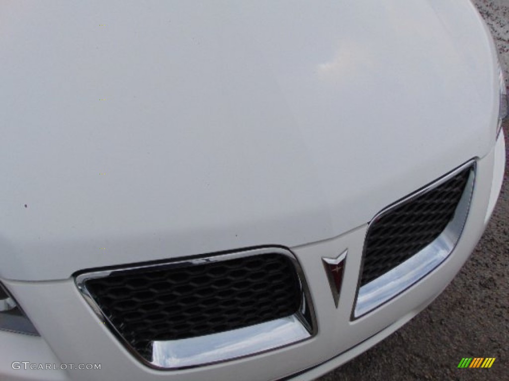 2009 Vibe 2.4 - Ultra White / Ebony photo #12