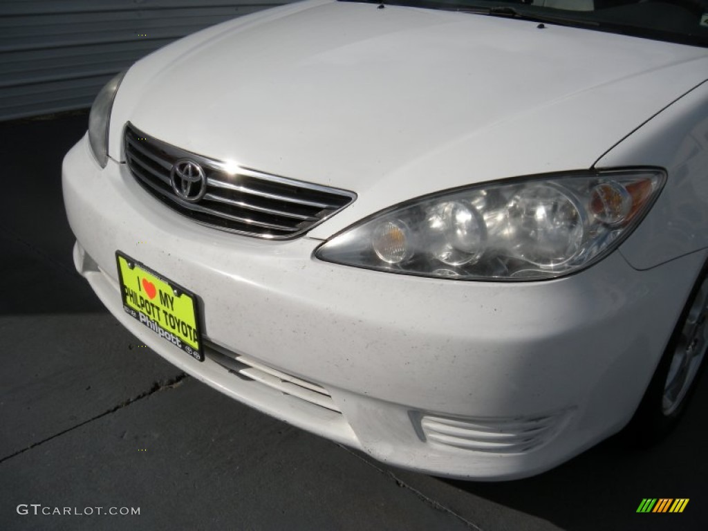 2006 Camry LE - Super White / Stone Gray photo #10