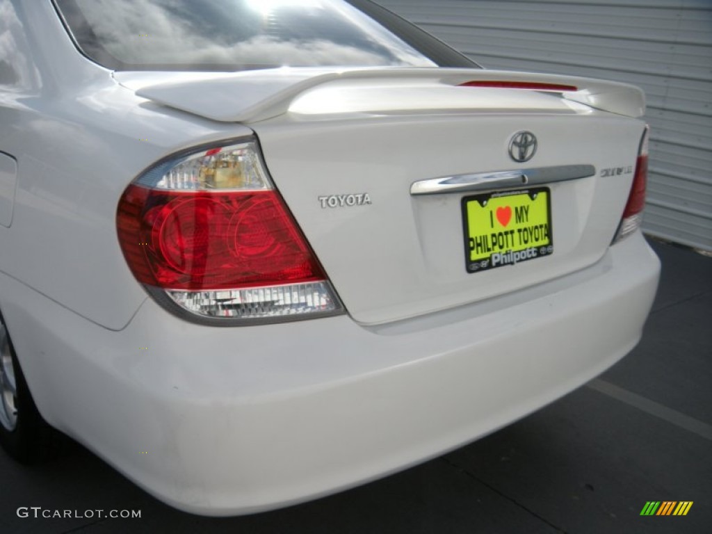 2006 Camry LE - Super White / Stone Gray photo #20