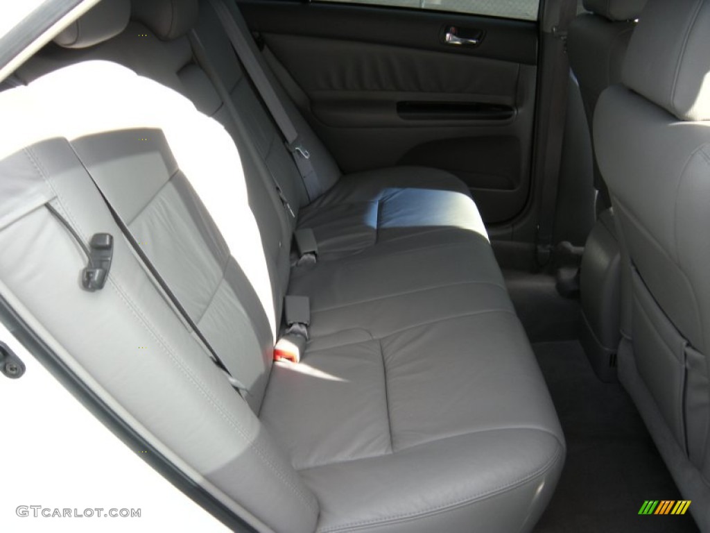 2006 Camry LE - Super White / Stone Gray photo #26