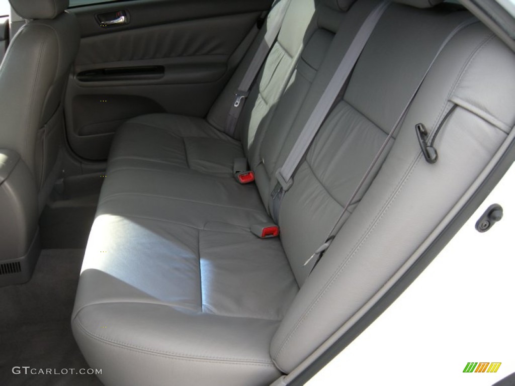 2006 Camry LE - Super White / Stone Gray photo #29