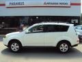 Diamond White Pearl - Outlander ES 4WD Photo No. 4