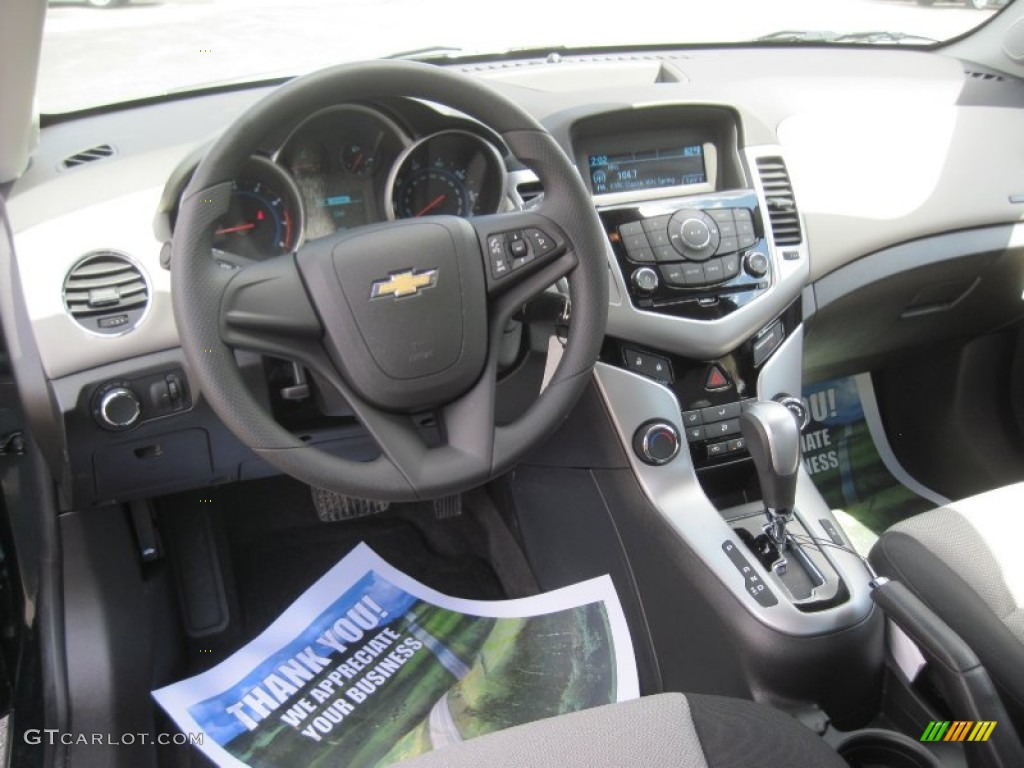 2014 Cruze LS - Rainforest Green Metallic / Jet Black/Medium Titanium photo #7