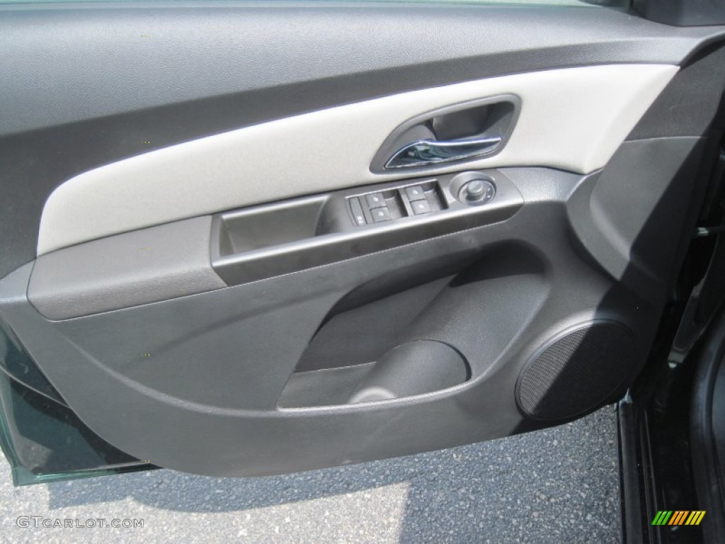 2014 Cruze LS - Rainforest Green Metallic / Jet Black/Medium Titanium photo #8