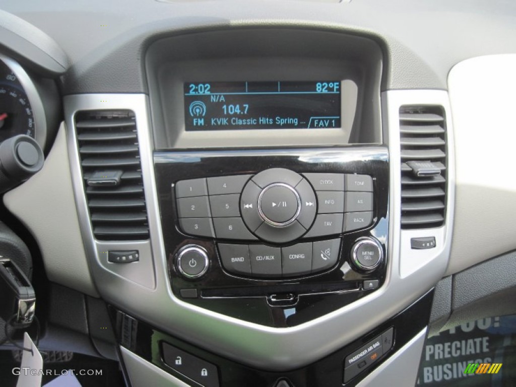 2014 Cruze LS - Rainforest Green Metallic / Jet Black/Medium Titanium photo #9