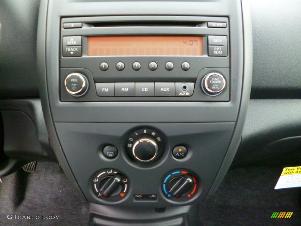 2015 Nissan Versa 1.6 S Sedan Controls Photos