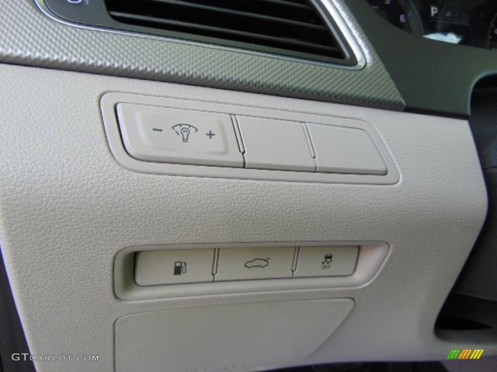 2015 Hyundai Sonata SE Controls Photo #94276256