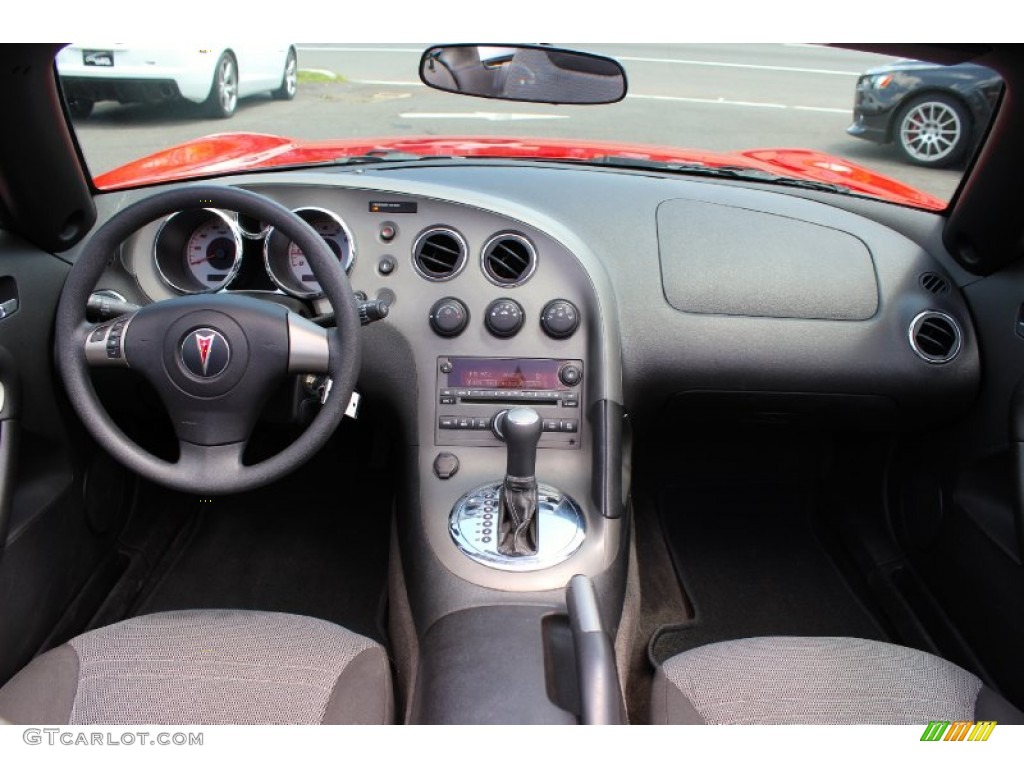 2007 Solstice Roadster - Aggressive Red / Ebony photo #15