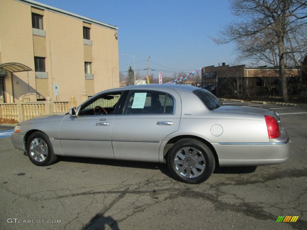 2003 Town Car Signature - Light Parchment Gold / Espresso/Medium Light Stone photo #4