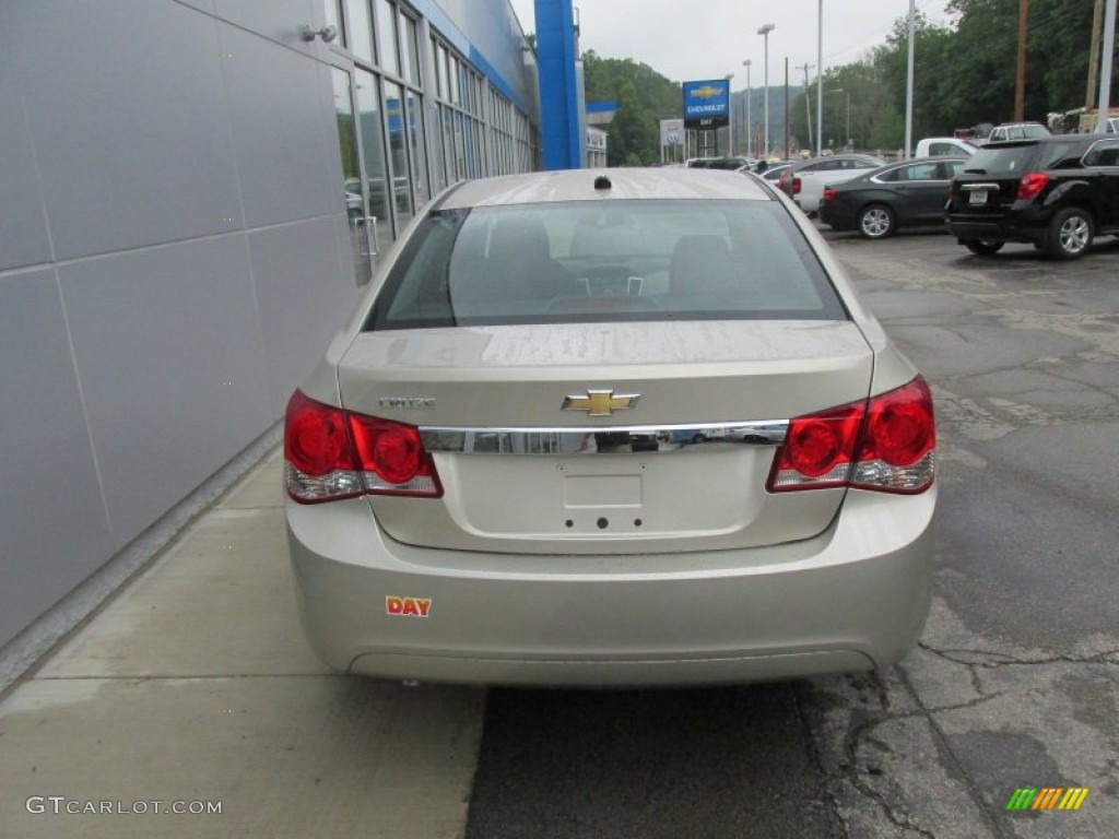 2014 Cruze LS - Champagne Silver Metallic / Jet Black/Medium Titanium photo #5