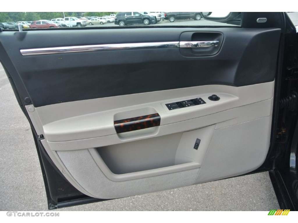 2007 Chrysler 300 C HEMI Dark Slate Gray/Light Graystone Door Panel Photo #94311614