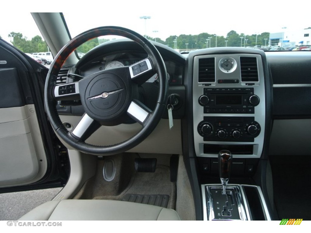 2007 Chrysler 300 C HEMI Dark Slate Gray/Light Graystone Dashboard Photo #94311803