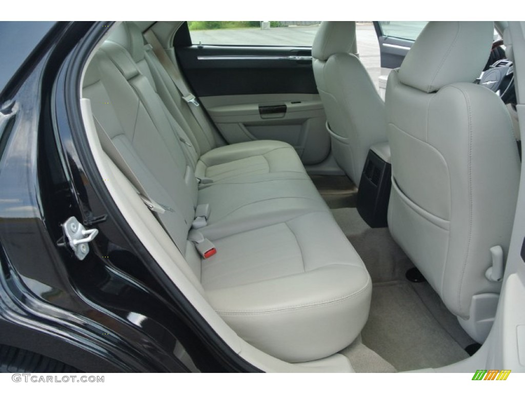 2007 Chrysler 300 C HEMI Rear Seat Photo #94311842