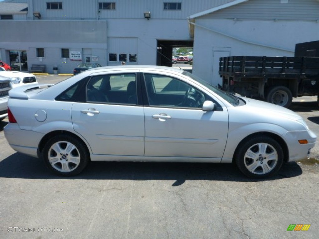 2005 Focus ZX4 ST Sedan - CD Silver Metallic / Charcoal/Charcoal photo #2