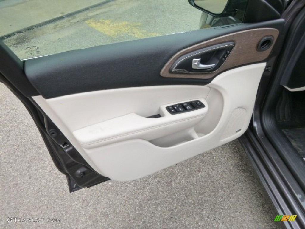 2015 Chrysler 200 C Black/Linen Door Panel Photo #94339956
