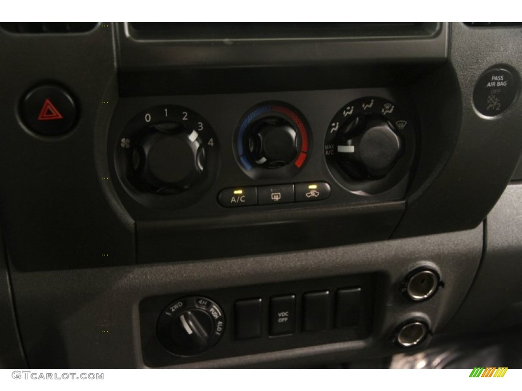 2006 Nissan Xterra X 4x4 Controls Photo #94349334