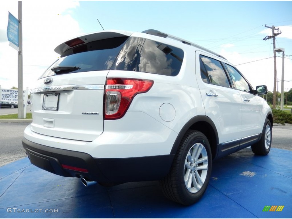 2014 Explorer XLT - Oxford White / Medium Light Stone photo #3