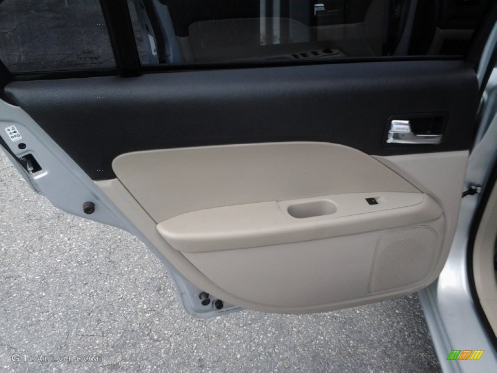 2006 Ford Fusion SE Charcoal Black Door Panel Photo #94402133